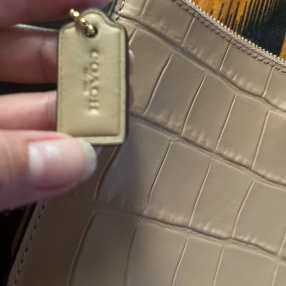 Coach beautiful & trendy clutch got from US - Picture 6 of 17